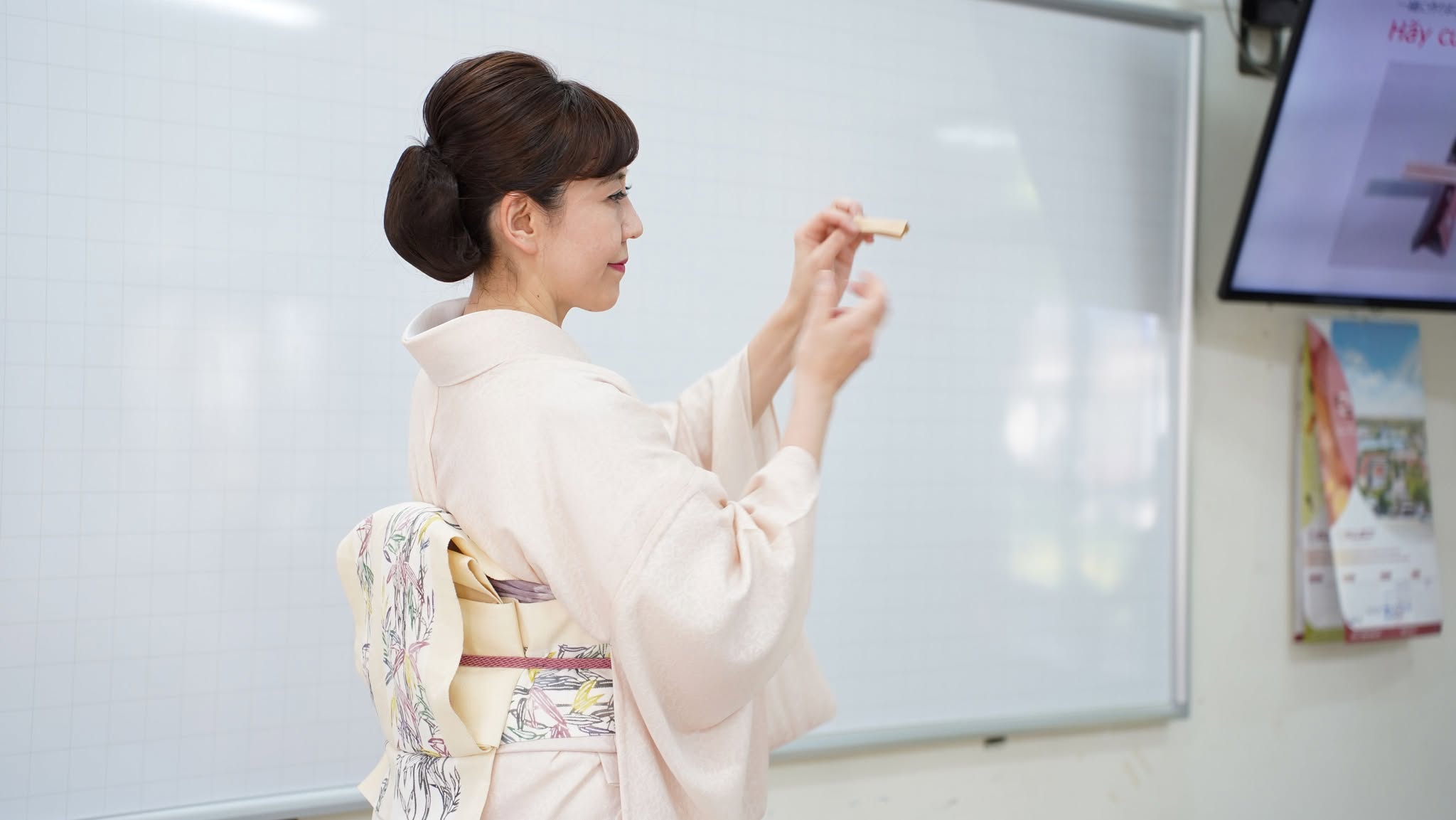 Đai Obi trên Kimono được thắt cầu kỳ, thể hiện sự trang trọng và tinh tế của bộ Kimono. Kimono 1