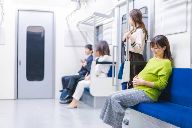 Ghế ngồi ưu tiên dành cho người già, người tàn tật và phụ nữ mang thai để đảm bảo sự thoải mái. Tau dien Nhat Ban